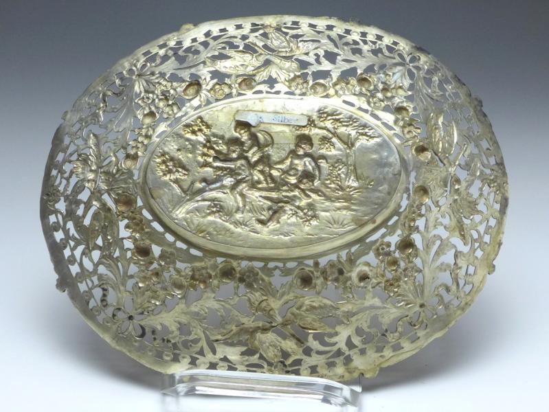 ovale Schale, 4 Putti auf einem Ast eines Apfelbaumes sitzend, 800er Silber, 4 x 24,5 x 20 cm, 271 g