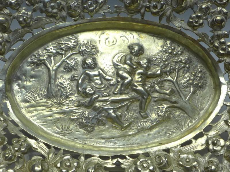 ovale Schale, 4 Putti auf einem Ast eines Apfelbaumes sitzend, 800er Silber, 4 x 24,5 x 20 cm, 271 g