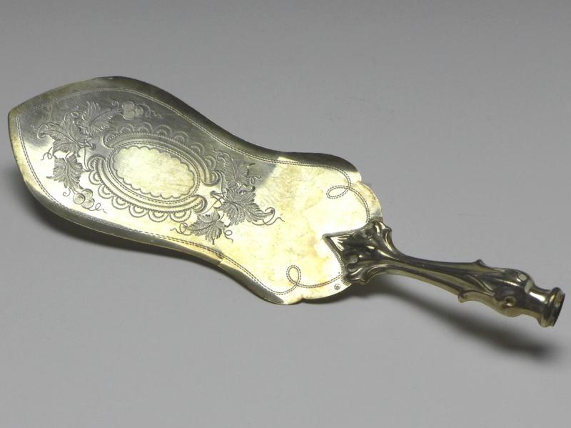 Tortenheber, mit Trauben und Weinblättern. 13 Lot Silber, L: 19 cm, 26 g