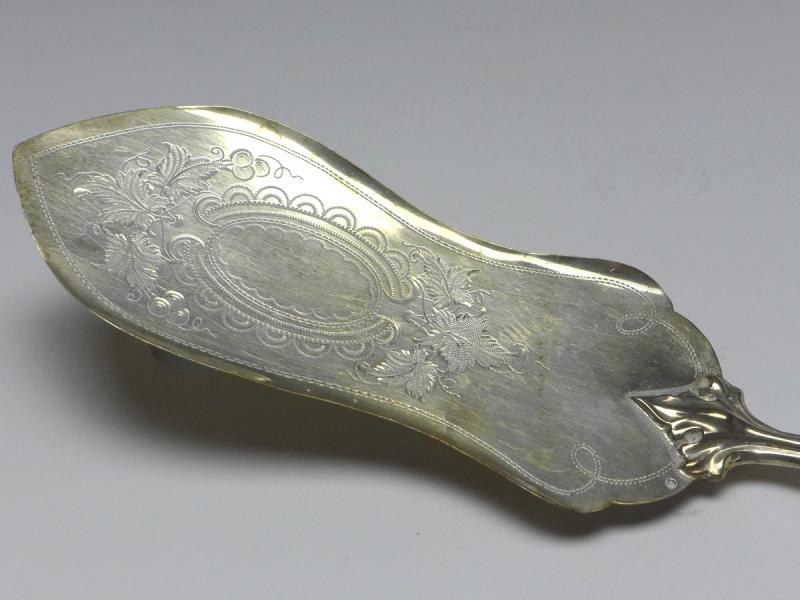 Tortenheber, mit Trauben und Weinblättern. 13 Lot Silber, L: 19 cm, 26 g