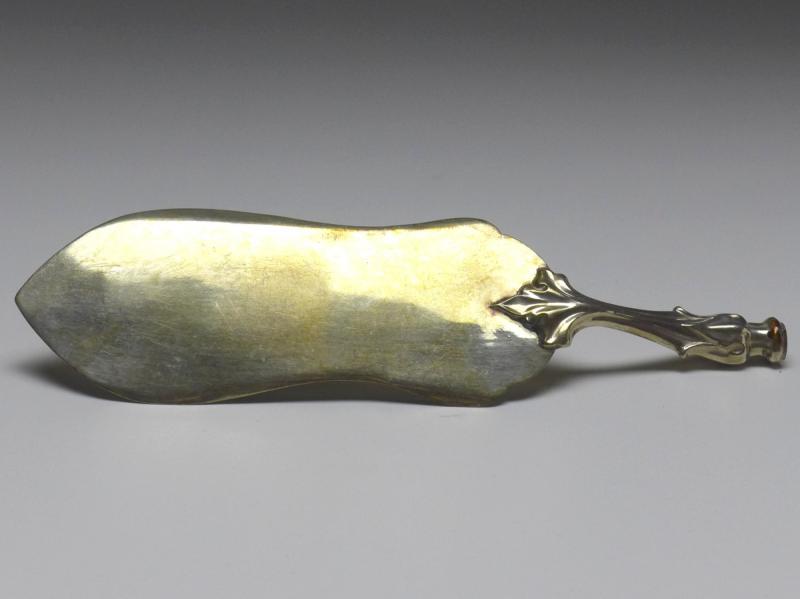 Tortenheber, mit Trauben und Weinblättern. 13 Lot Silber, L: 19 cm, 26 g