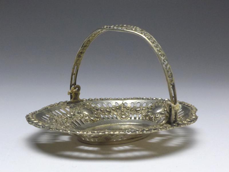 ovale Schale mit Henkel, Amoretten, Rosendekor und Durchbruchrand, 800er Silber, 11,5 x 10 cm, 63 g