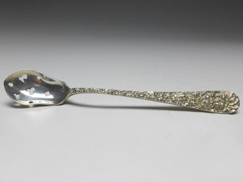 Olivenlöffel, Sieblöffel, Dekor Repoussé, Griff 925er Sterling Silber, Stieff, USA, L: 14,5 cm
