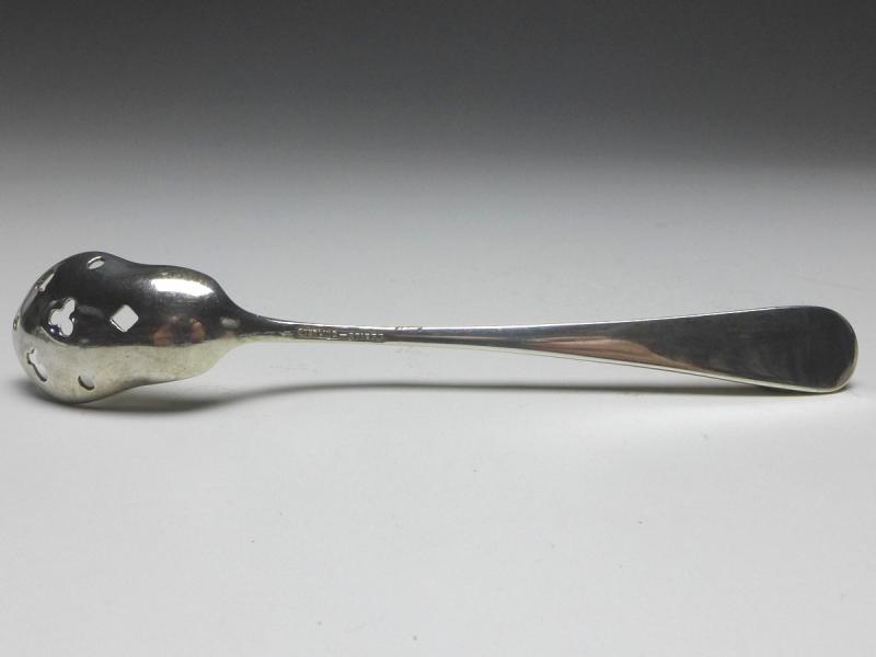 Olivenlöffel, Sieblöffel, Dekor Repoussé, Griff 925er Sterling Silber, Stieff, USA, L: 14,5 cm