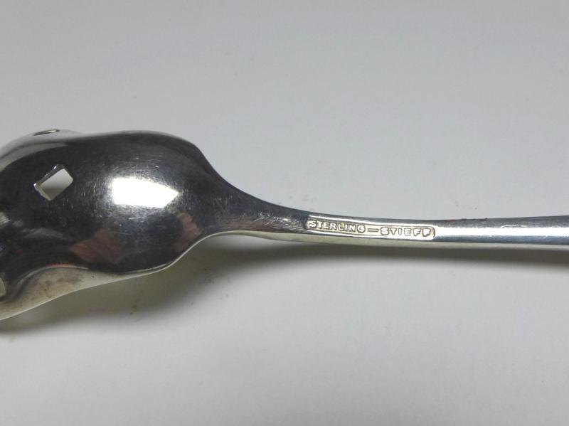 Olivenlöffel, Sieblöffel, Dekor Repoussé, Griff 925er Sterling Silber, Stieff, USA, L: 14,5 cm