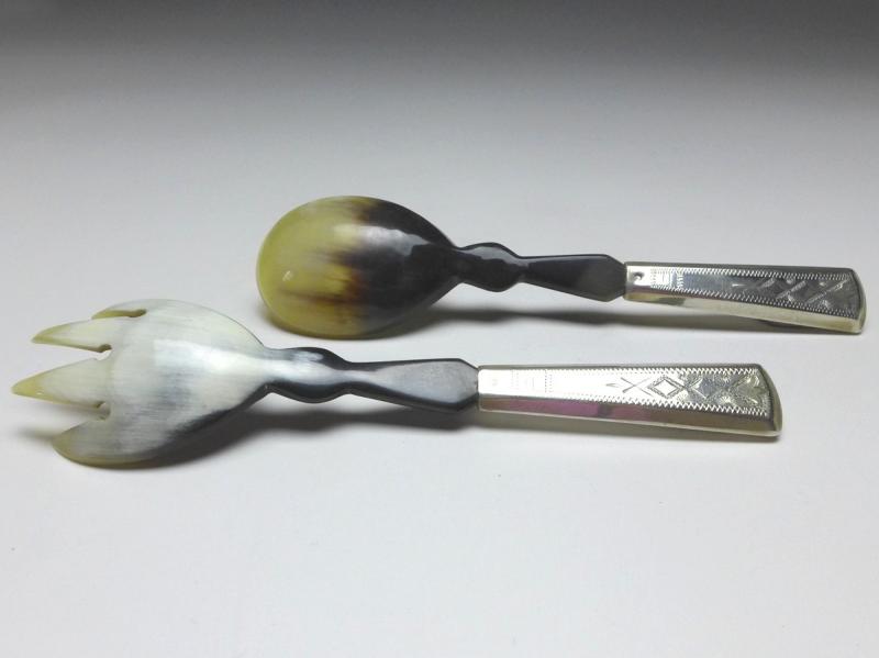 Salatbesteck 2-teilig, Laffen aus Horn, Griffe 835er Silber, L: 16,5 cm