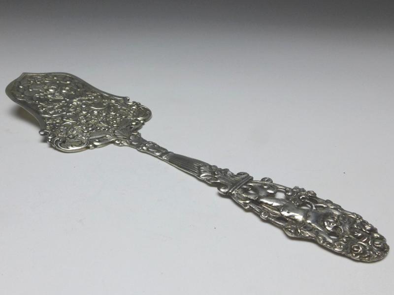 Tortenheber, 800er Silber, Rosendekor mit Bändern und Ranken, Griff mit Putto und Rosenblüten, L: 20,5 cm