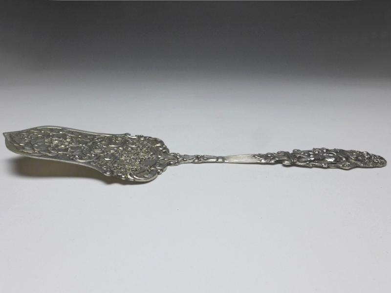 Tortenheber, 800er Silber, Rosendekor mit Bändern und Ranken, Griff mit Putto und Rosenblüten, L: 20,5 cm
