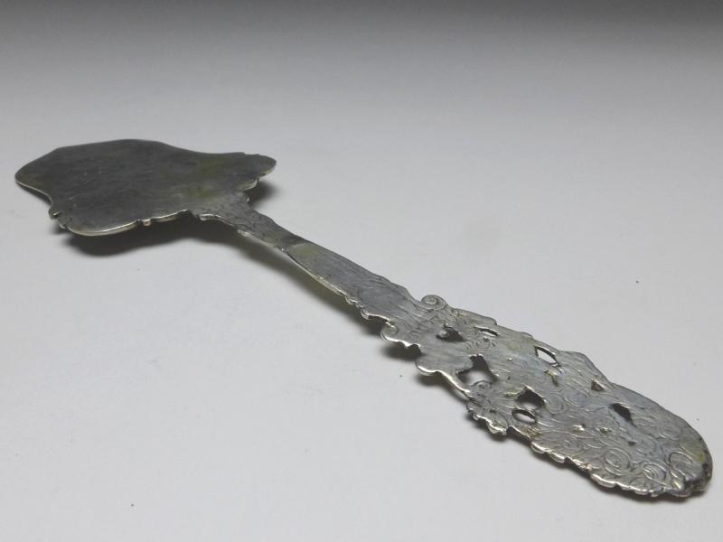 Tortenheber, 800er Silber, Rosendekor mit Bändern und Ranken, Griff mit Putto und Rosenblüten, L: 20,5 cm