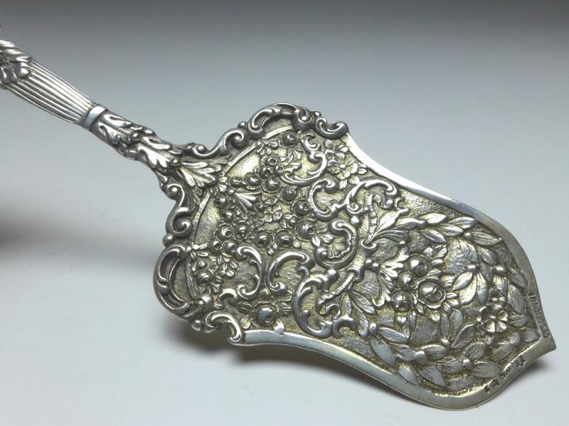 Tortenheber, 800er Silber, Rosendekor mit Bändern und Ranken, Griff mit Putto und Rosenblüten, L: 20,5 cm