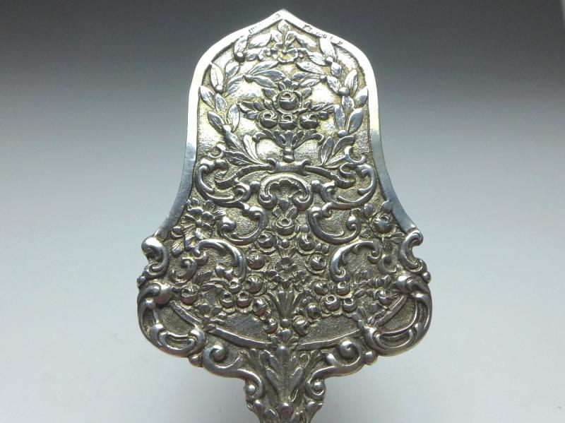Tortenheber, 800er Silber, Rosendekor mit Bändern und Ranken, Griff mit Putto und Rosenblüten, L: 20,5 cm