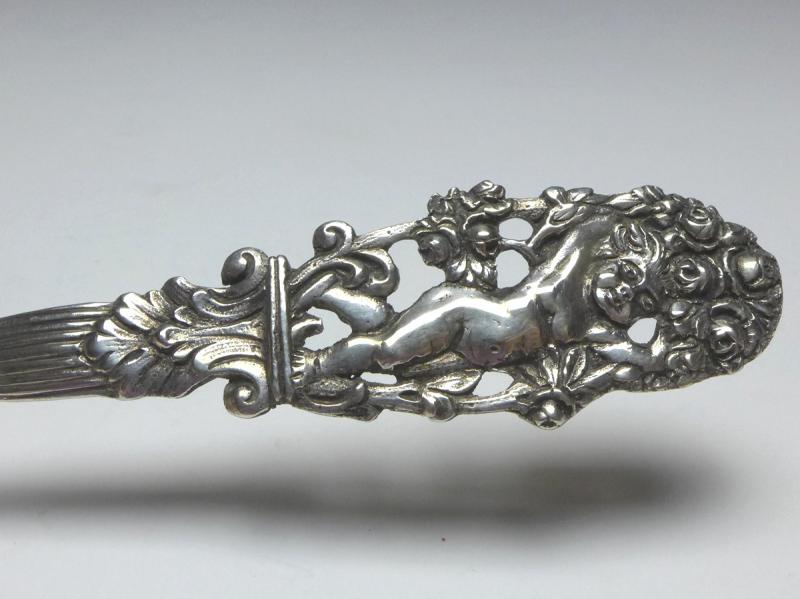 Tortenheber, 800er Silber, Rosendekor mit Bändern und Ranken, Griff mit Putto und Rosenblüten, L: 20,5 cm