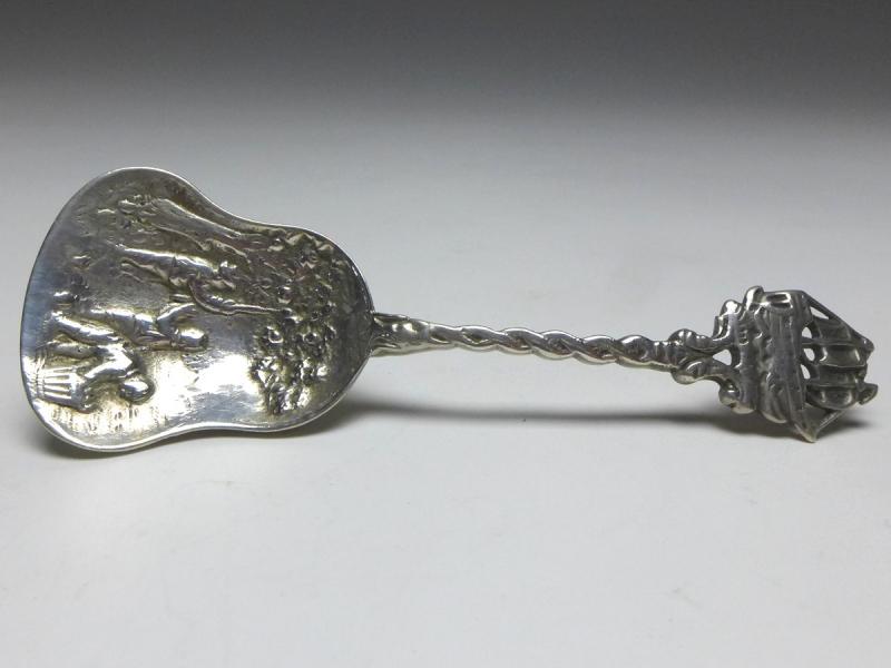 Zuckerlöffel, Löffel, 800er Silber. Laffe mit Dekor Apfelernte, Griff mit Schiff, L: 10,5 cm