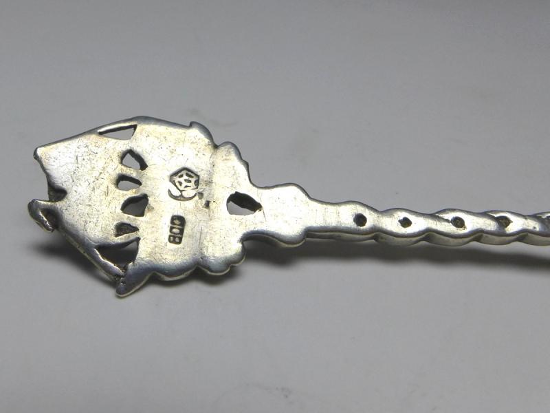 Zuckerlöffel, Löffel, 800er Silber. Laffe mit Dekor Apfelernte, Griff mit Schiff, L: 10,5 cm