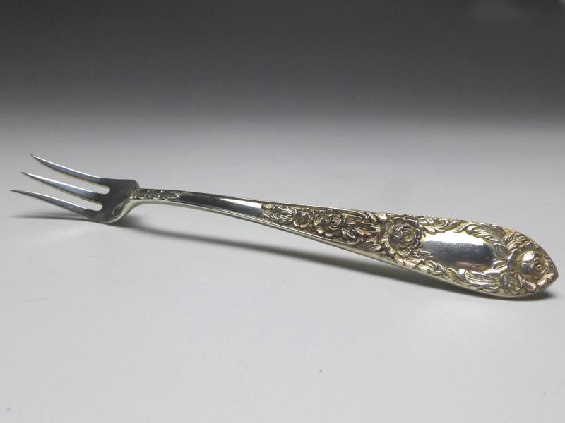 Aufschnittgabel, kleine Gabel, Dekor Rosen, 925er Sterling Silber, S. Kirk & Son, USA, L: 14,5 cm
