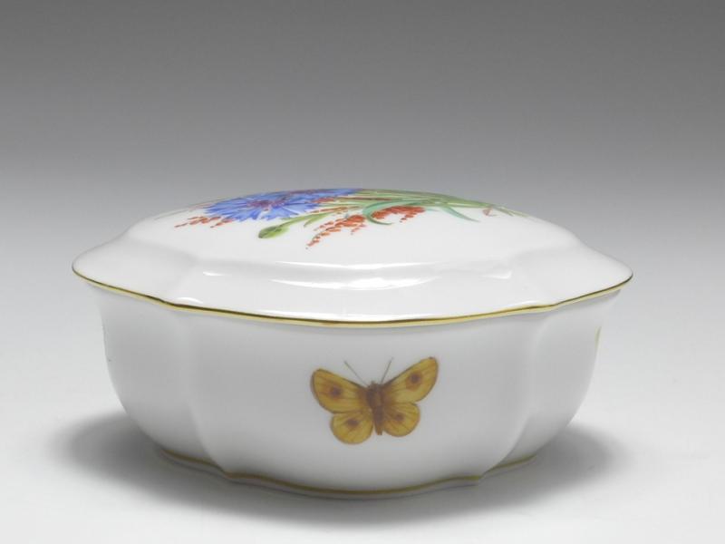 Dose, Meissen, Blume mit Schmetterling, L: 9,5 cm