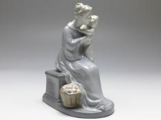 Porzellanfigur Mutter mit Kind, Heubach, Thüringen, Tilly v. Waldenfels, Anfang 20. Jh.