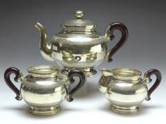 Teekern, Tee-Set 3-teilig, Teekanne, Zuckerschale, Gießer, 835 Silber, zus. 981 g