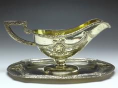 große prunkvolle Sauciere mit Unterschale, Historismus um 1890, 800er Silber, B: 27 cm, 613 g