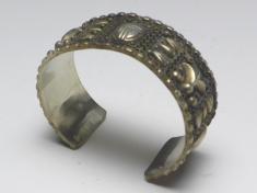 Armspange, mit verschiedenen Ornamenten, 835er Silber, D: 60 mm, 34 g