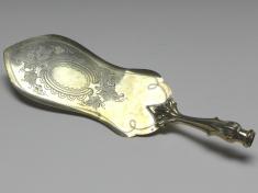 Tortenheber, mit Trauben und Weinblättern. 13 Lot Silber, L: 19 cm, 26 g