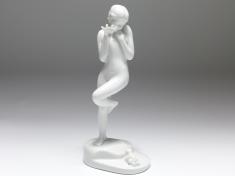 Figur Mädchen mit Frosch, Entwurf Hugo Meisel, Schwarzburger Werkstätten, H: 26,5 cm