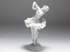 Figur Tänzerin mit Schleife, Entwurf Claire Volkhart, Schwarzburger Werkstätten, H: 28 cm